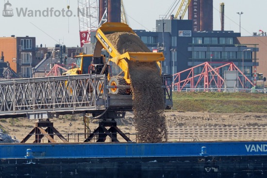 Dumptruck stort zand in spljitbak G901