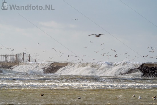 Water slaat over de pier
