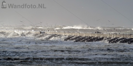 Water slaat over de pier
