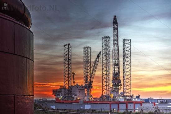 Seafox 5 bij zonsondergang