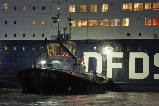 Vertrek Cruiseferry Princess Seaways met stormachtig weer