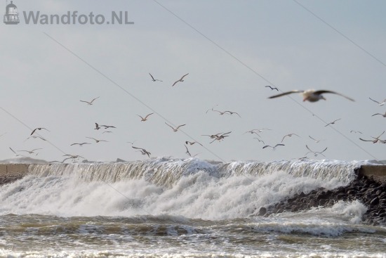 Water slaat over de pier