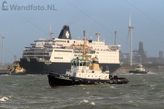 Cruiseferry Princess Seaways komt binnen met stormachtig weer