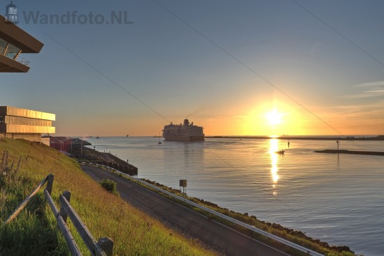 Cruiseschip Nieuw Statendam vertrekt na bevoorraden