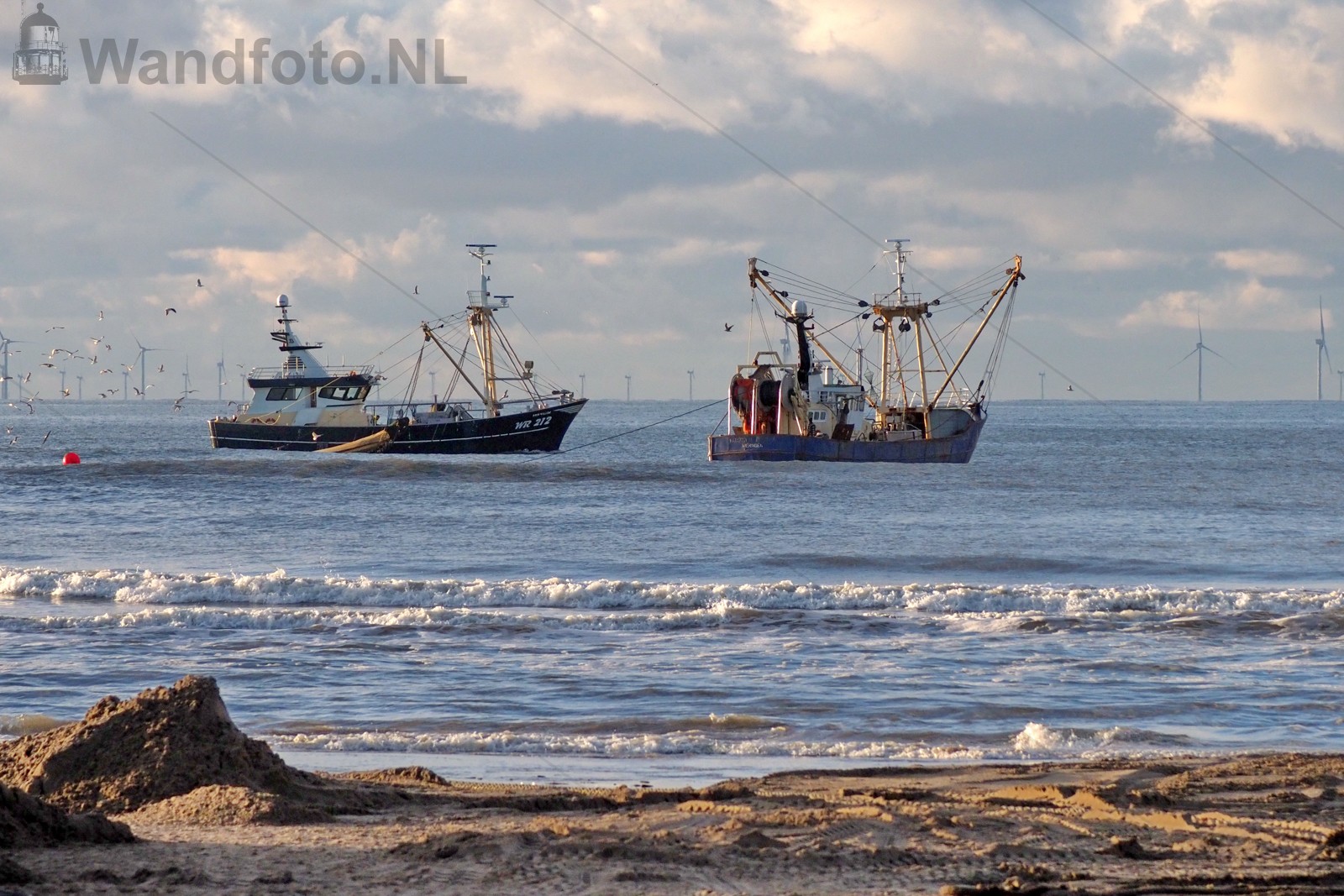 Viskotter IJM-22 vastgelopen, Strand, Zandvoort (FotoKvL/30-11-2