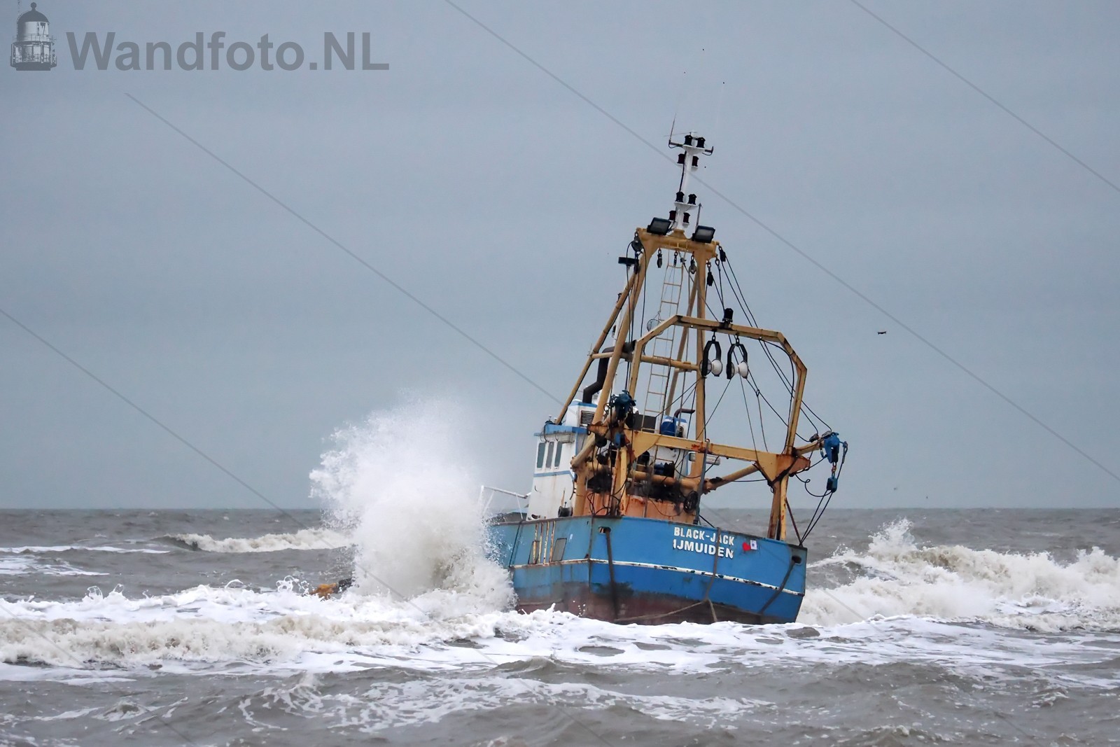 Viskotter IJM-22 vastgelopen, Strand, Zandvoort (FotoKvL/16-12-2