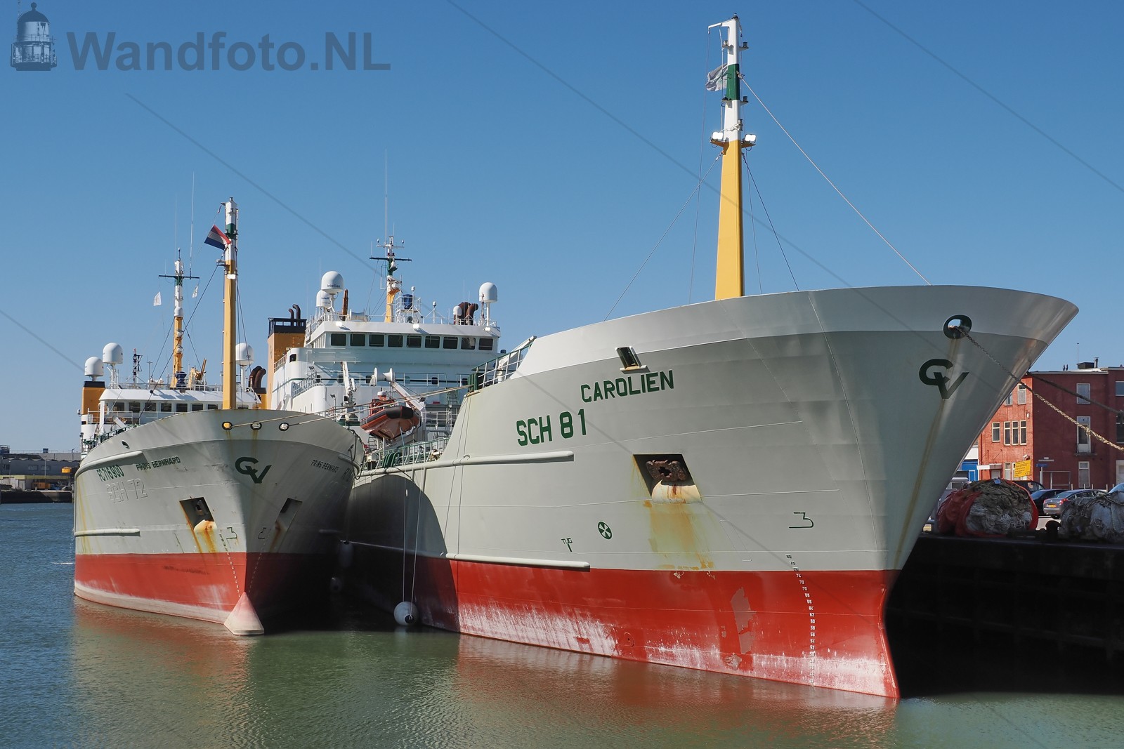 Twee hektrawlers van Vrolijk, IJmuiden