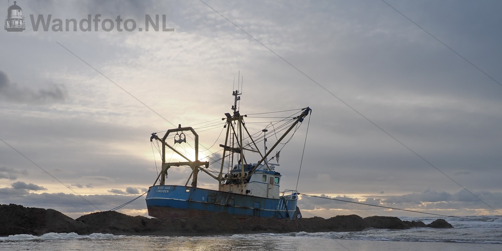Viskotter IJM-22 vastgelopen, Strand, Zandvoort (FotoKvL/29-11-2