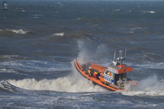 Reddingboot Paul Johannes assisteert vastgelopen sleepboot Oceaa
