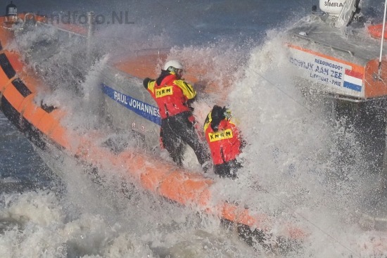 Reddingboot Paul Johannes assisteert vastgelopen sleepboot Oceaa