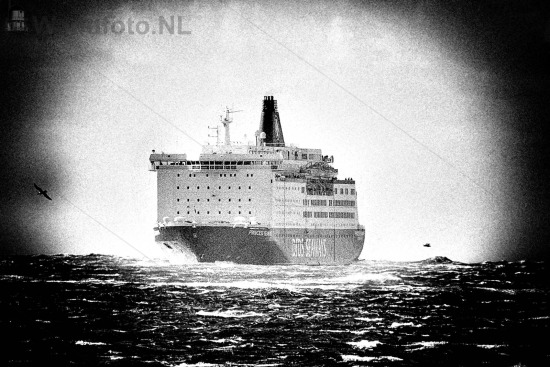 Buitenhaven |
Cruiseferry komt laat binnen door storm |