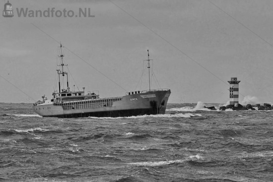 Kustvaarder Bonita vaart binnen met stormachtig weer