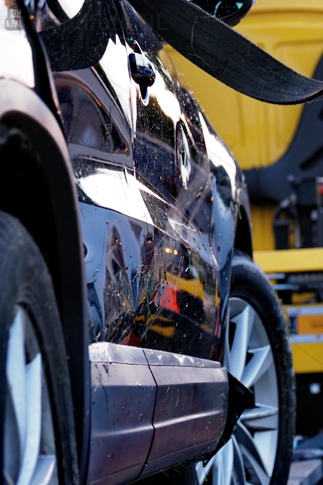 Auto met caravan te water