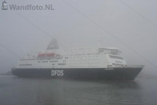 Aankomst cruiseferry King Seaways in de mist