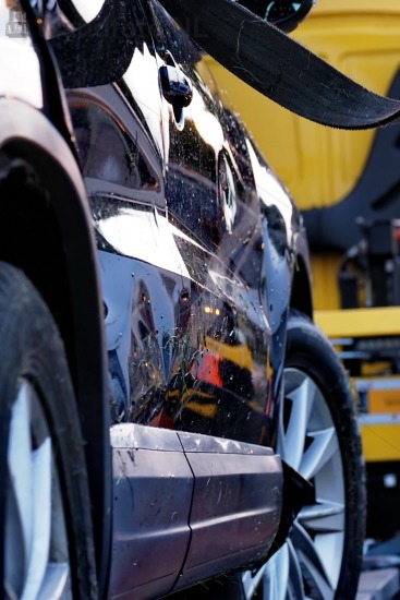 Auto met caravan te water