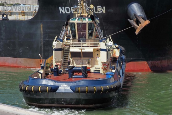 Sleepboot Lynx assisteert bulkcarrier Nord Sun