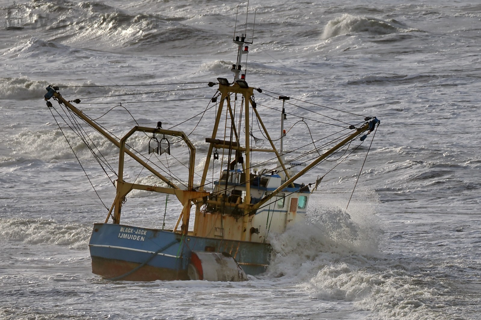 Viskotter IJM-22 vastgelopen, Strand, Zandvoort (FotoKvL/25-11-2