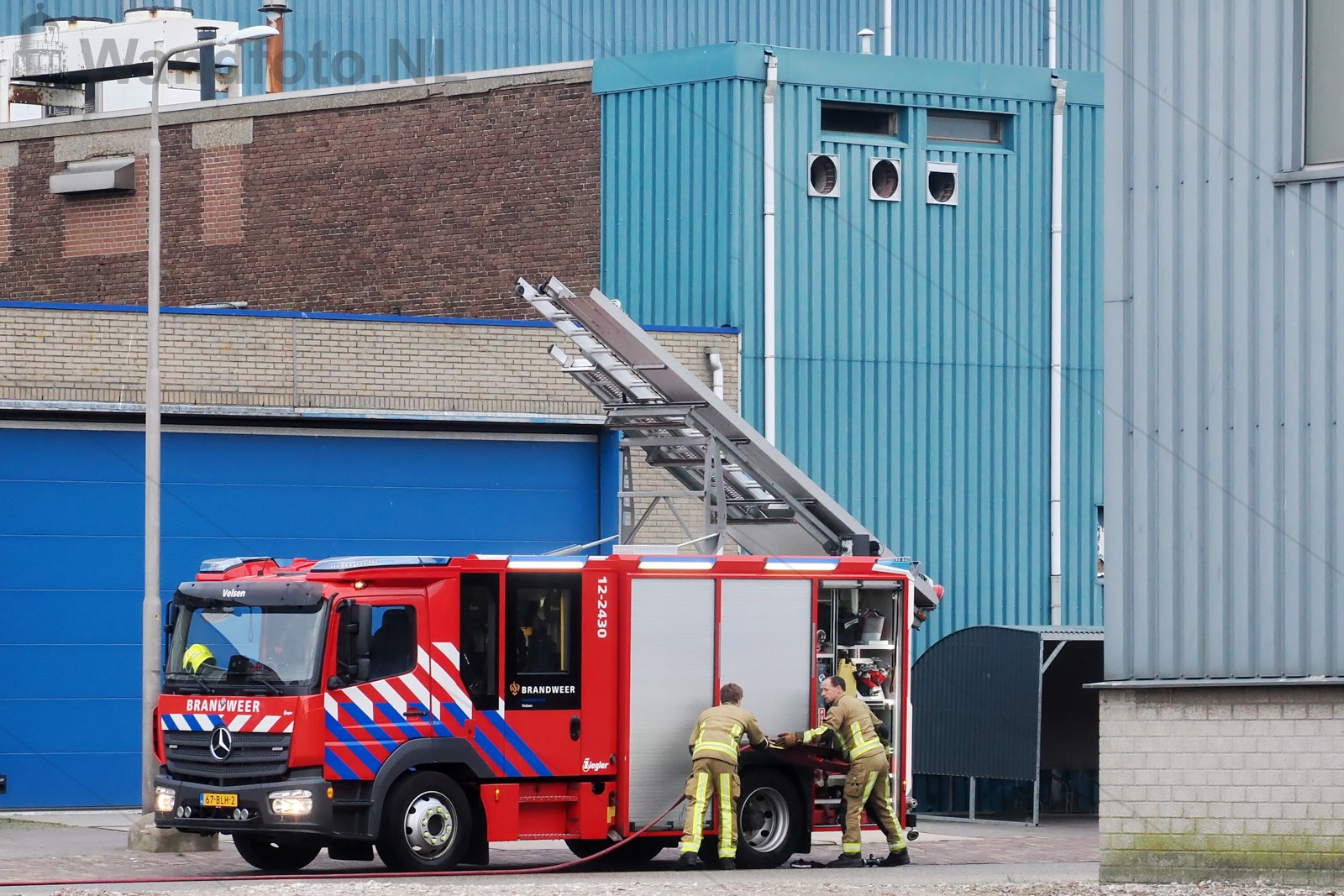 Brand in bestelbus in loods