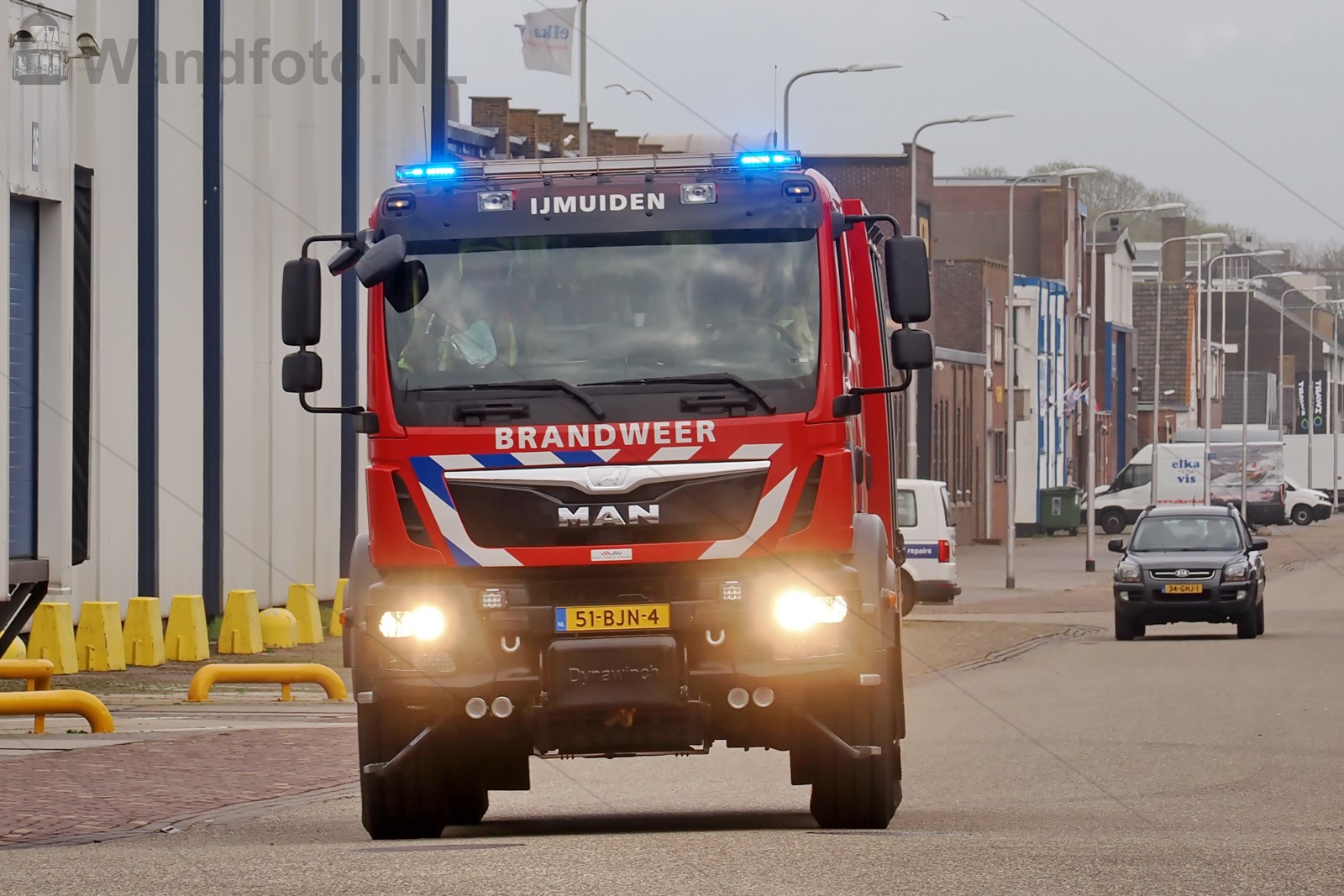 Brand in bestelbus in loods