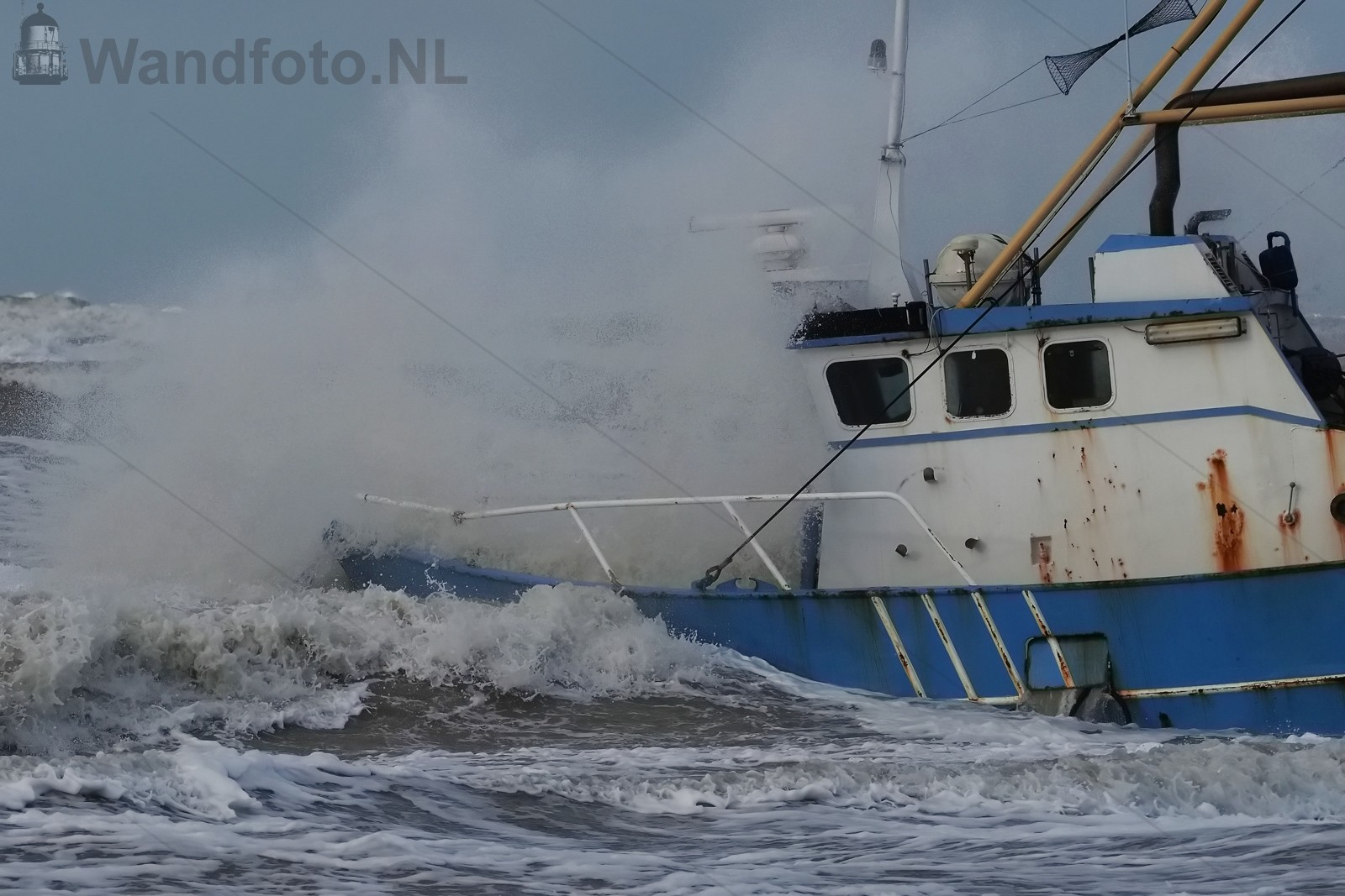 Viskotter IJM-22 vastgelopen, Strand, Zandvoort (FotoKvL/25-11-2