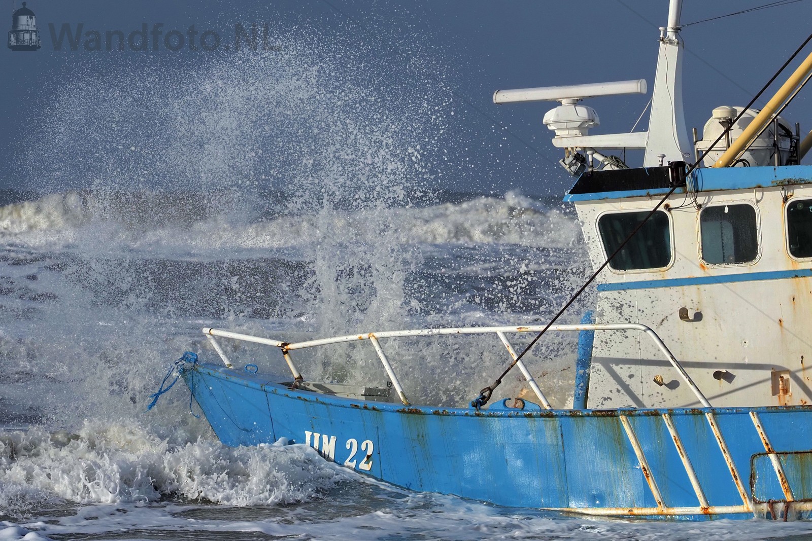 Viskotter IJM-22 vastgelopen, Strand, Zandvoort (FotoKvL/25-11-2
