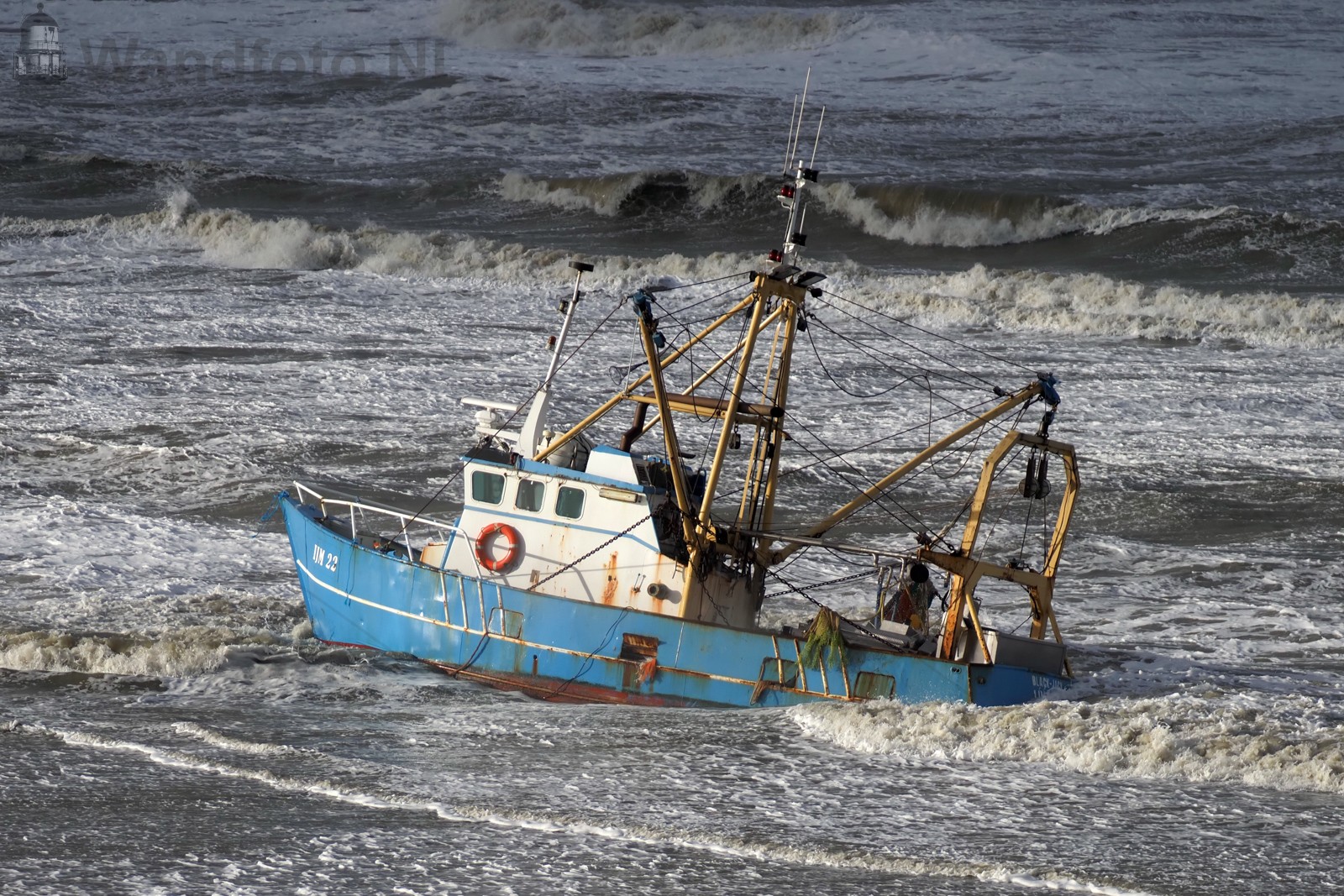 Viskotter IJM-22 vastgelopen, Strand, Zandvoort (FotoKvL/24-11-2