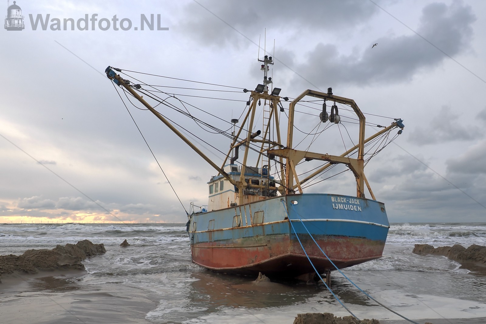Viskotter IJM-22 vastgelopen, Strand, Zandvoort (FotoKvL/29-11-2