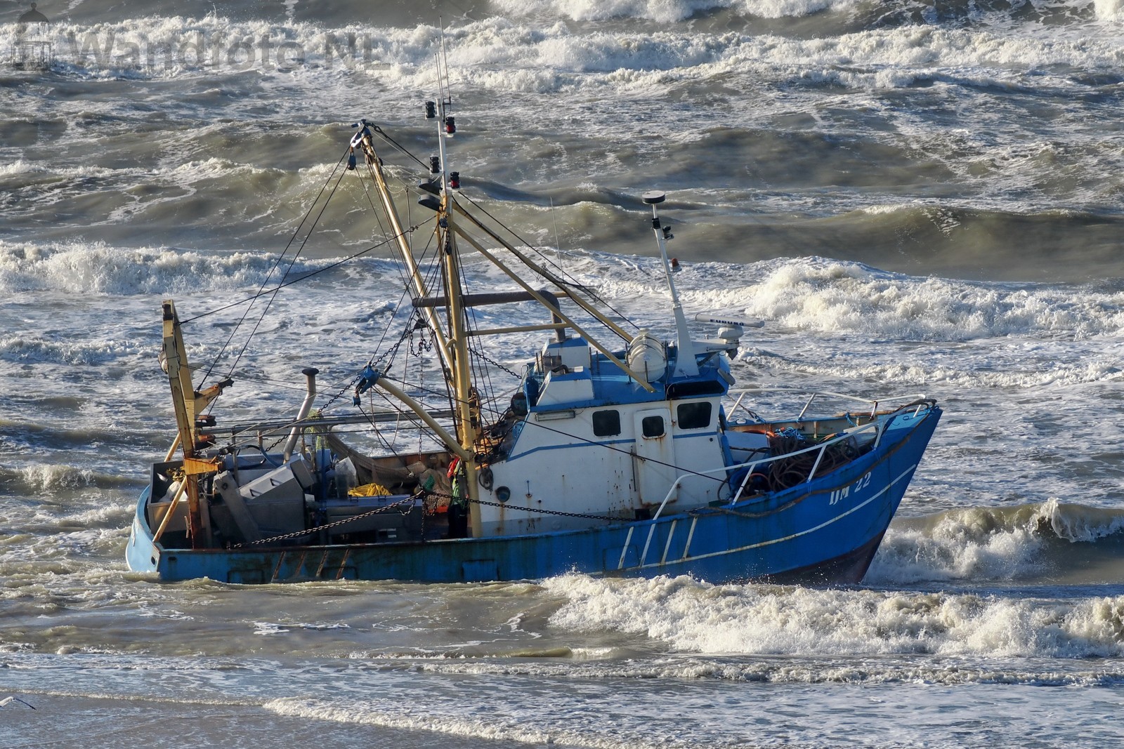 Viskotter IJM-22 vastgelopen, Strand, Zandvoort (FotoKvL/23-11-2