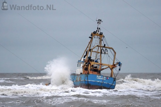 Viskotter IJM-22 vastgelopen, Strand, Zandvoort (FotoKvL/16-12-2