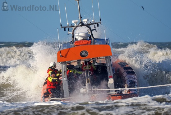Reddingboot Paul Johannes assisteert vastgelopen sleepboot Oceaa