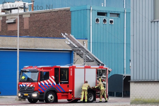 Brand in bestelbus in loods
