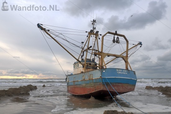 Viskotter IJM-22 vastgelopen, Strand, Zandvoort (FotoKvL/29-11-2