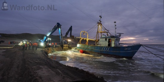 Viskotter IJM-22 vastgelopen, Strand, Zandvoort (FotoKvL/14-12-2
