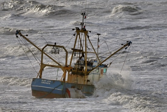 Viskotter IJM-22 vastgelopen, Strand, Zandvoort (FotoKvL/25-11-2