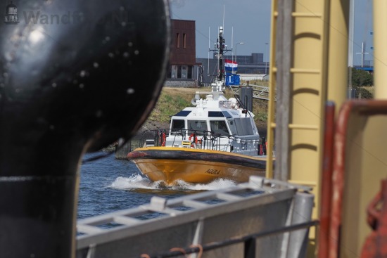 Loodstender Aquila passeert voormalig loodswvaartuig Rigel
