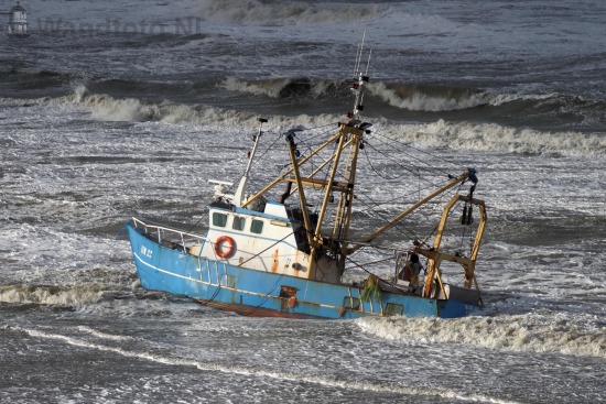 Viskotter IJM-22 vastgelopen, Strand, Zandvoort (FotoKvL/24-11-2