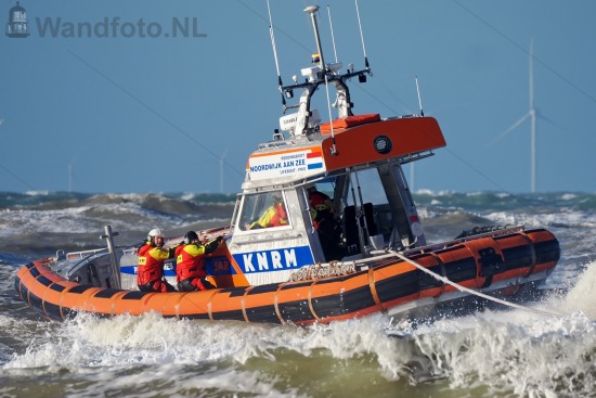 Reddingboot Paul Johannes assisteert vastgelopen sleepboot Oceaa