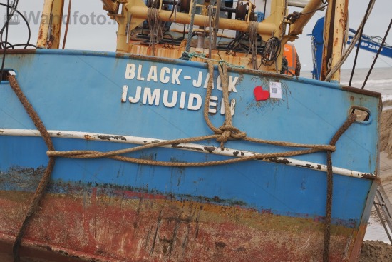 Viskotter IJM-22 vastgelopen, Strand, Zandvoort (FotoKvL/16-12-2