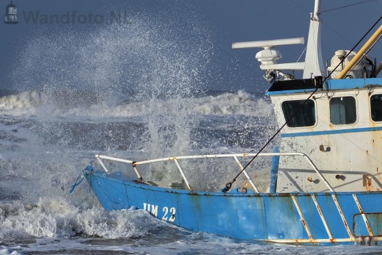 Viskotter IJM-22 vastgelopen, Strand, Zandvoort (FotoKvL/25-11-2