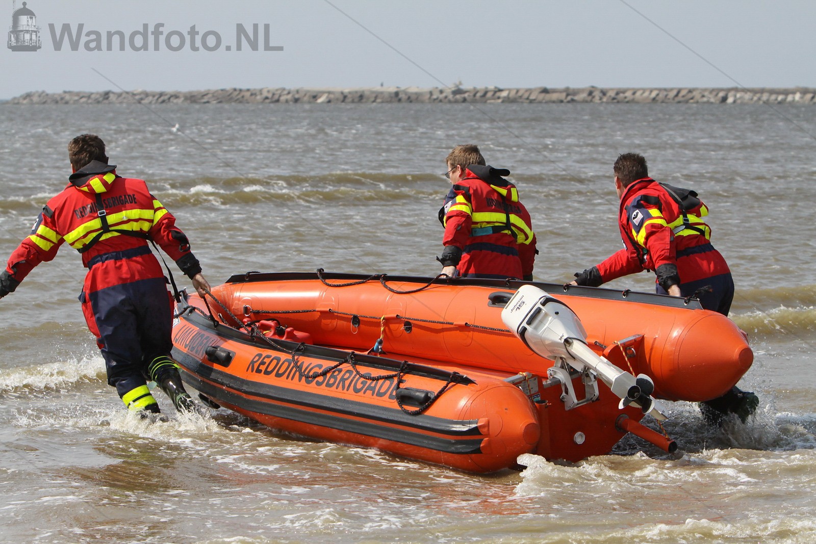 IJRB redt twee Duitse surfers uit zee