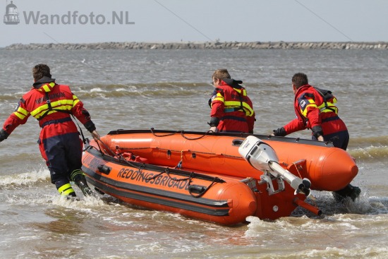 IJRB redt twee Duitse surfers uit zee