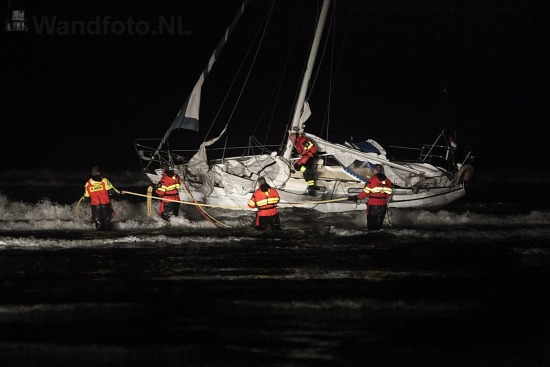 Zeiljacht gestrand en weer losgetrokken